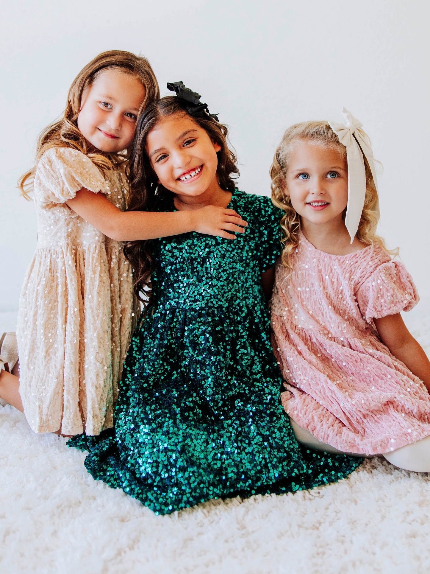 Make her holiday sparkle in our girls’ emerald green sequin dress, designed for festive celebrations, special occasions, and twirl-worthy moments. This stunning sparkle party dress for girls features an allover layer of shimmering green sequins that catch the light from every angle. With a soft interior lining and comfortable puff sleeves, it’s as cozy as it is glamorous.
Perfect for Christmas parties, family photos, and holiday events.