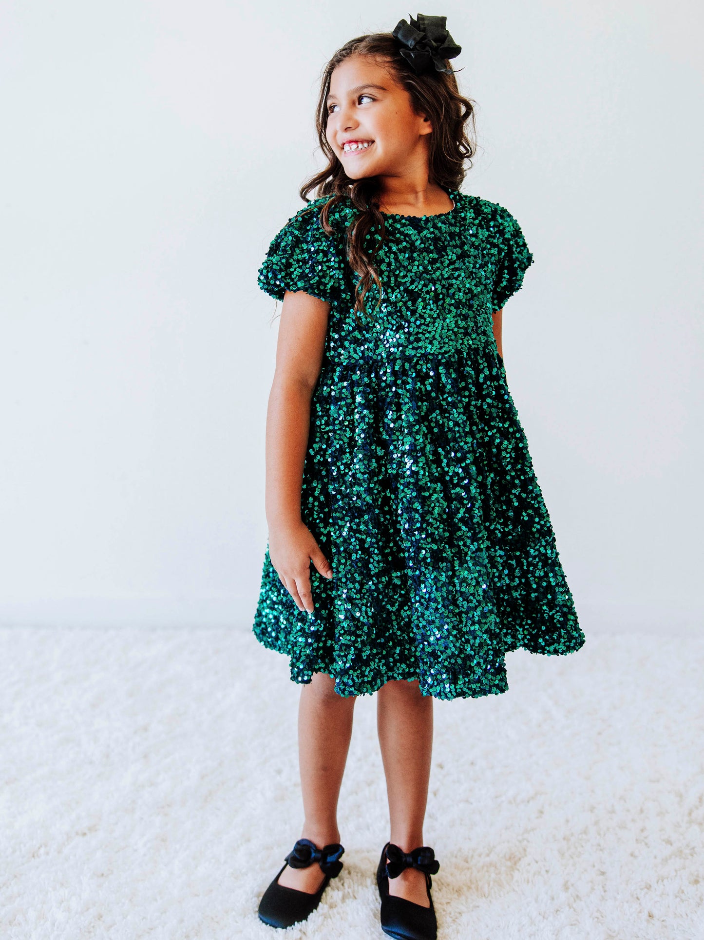 Make her holiday sparkle in our girls’ emerald green sequin dress, designed for festive celebrations, special occasions, and twirl-worthy moments. This stunning sparkle party dress for girls features an allover layer of shimmering green sequins that catch the light from every angle. With a soft interior lining and comfortable puff sleeves, it’s as cozy as it is glamorous.
Perfect for Christmas parties, family photos, and holiday events.