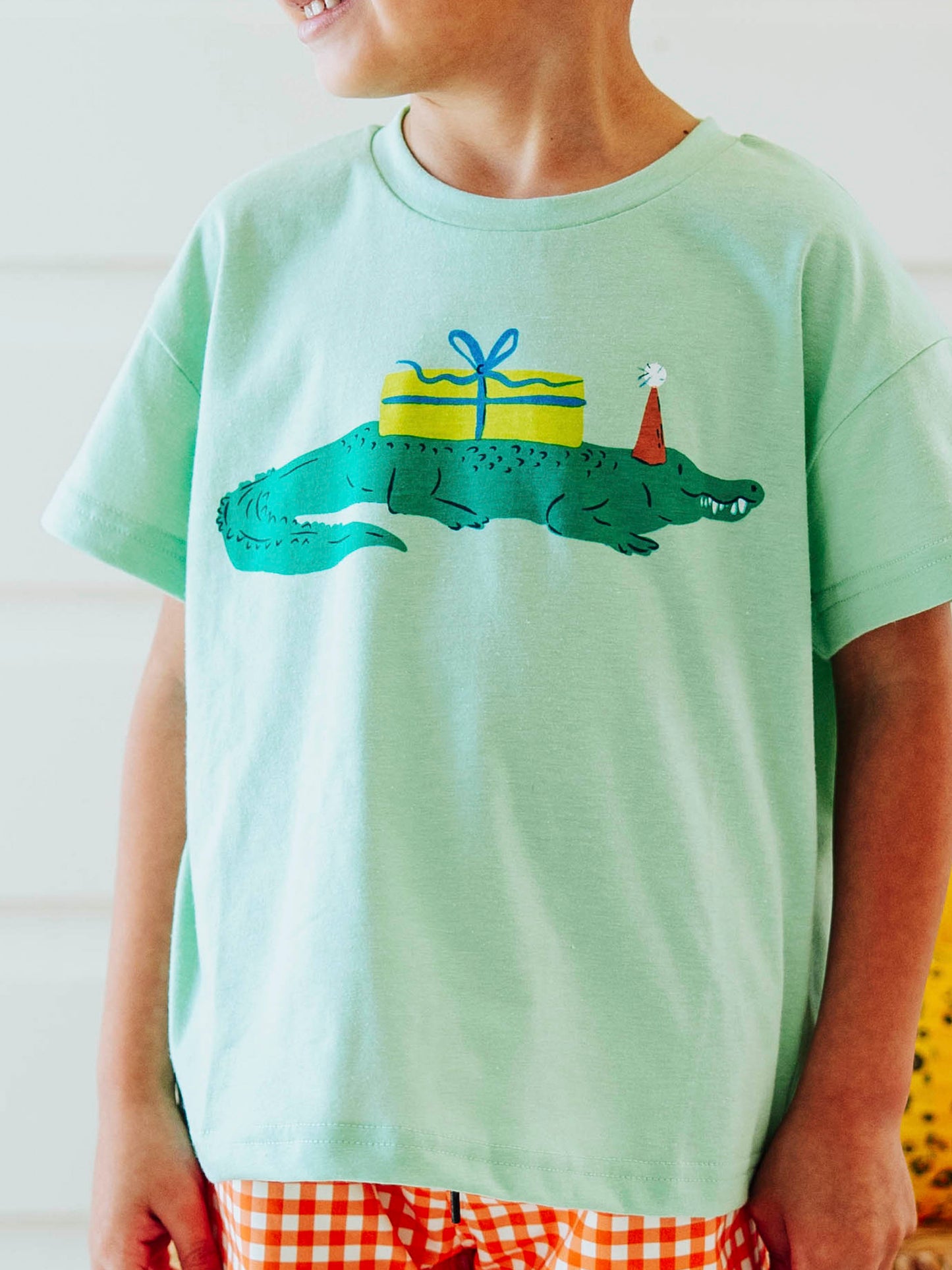 Graphic Tee - Gifting Crocodile