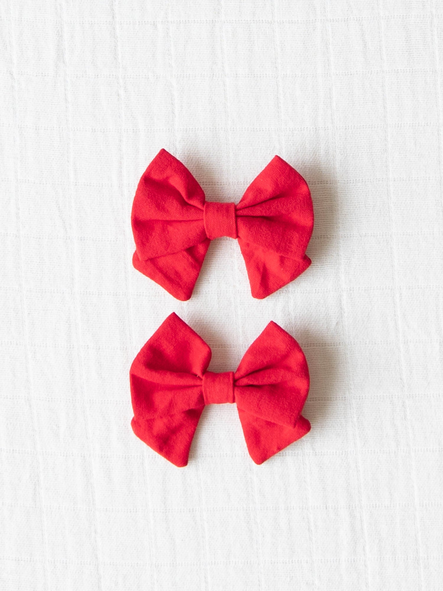 This Bow Set Duo - Red Dorothy comes in a lovely light red color.