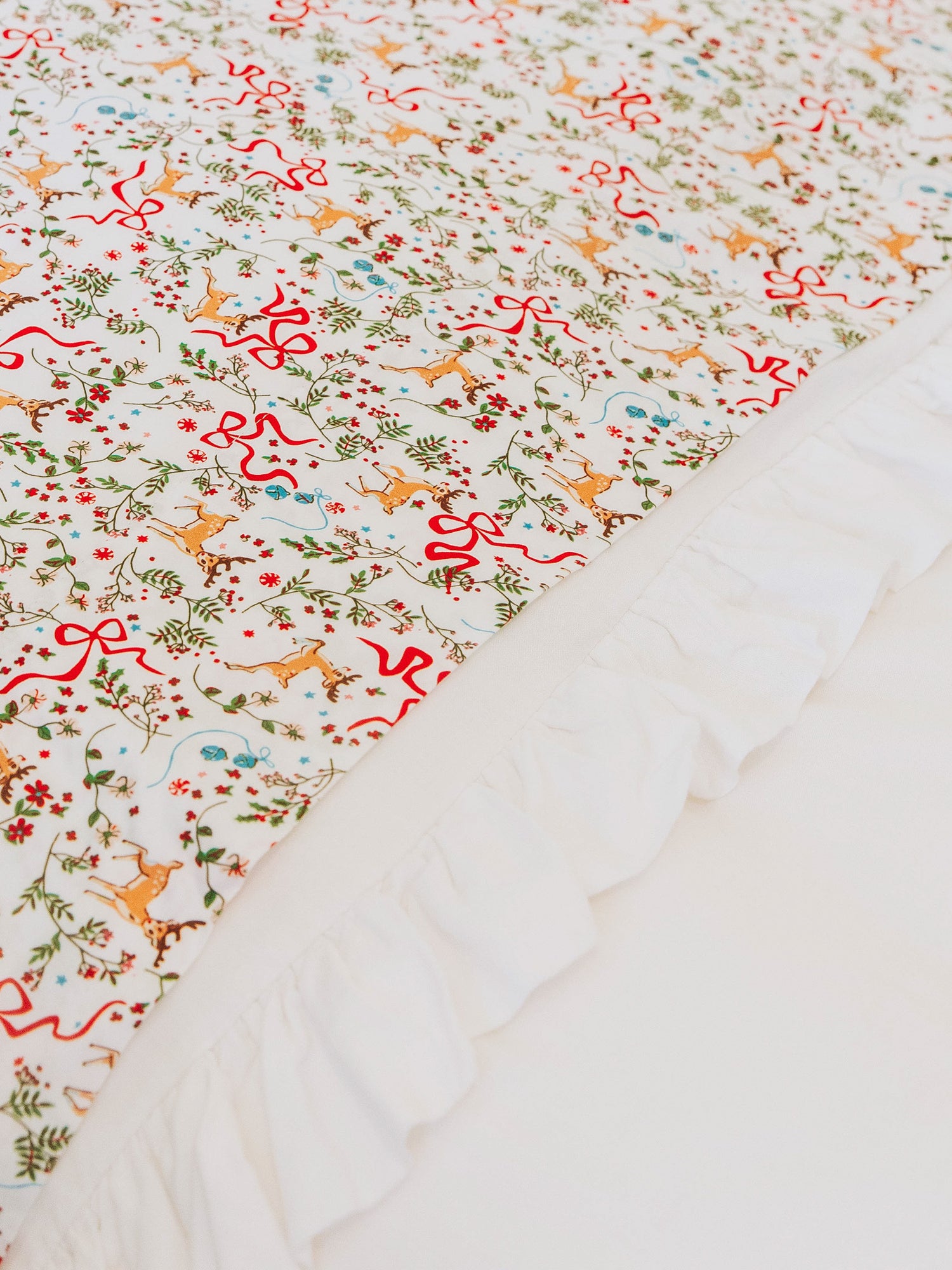 Holiday themed sheet set with white duvet. 