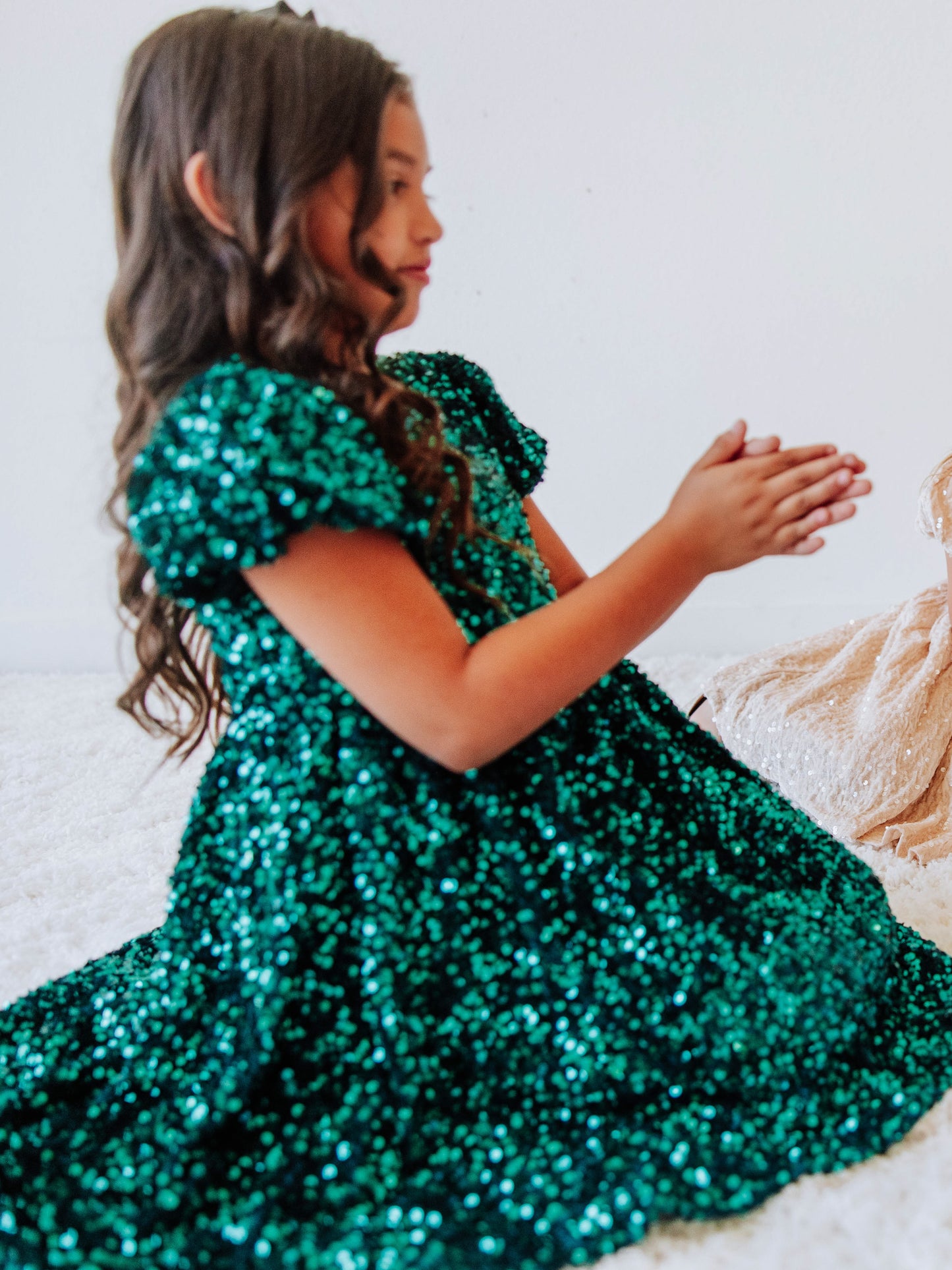 Make her holiday sparkle in our girls’ emerald green sequin dress, designed for festive celebrations, special occasions, and twirl-worthy moments. This stunning sparkle party dress for girls features an allover layer of shimmering green sequins that catch the light from every angle. With a soft interior lining and comfortable puff sleeves, it’s as cozy as it is glamorous.
Perfect for Christmas parties, family photos, and holiday events.