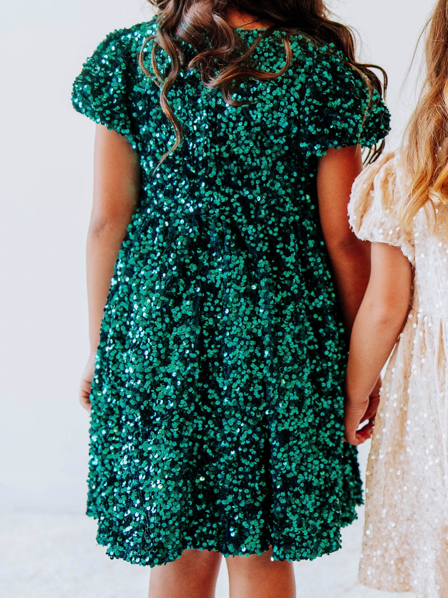 Make her holiday sparkle in our girls’ emerald green sequin dress, designed for festive celebrations, special occasions, and twirl-worthy moments. This stunning sparkle party dress for girls features an allover layer of shimmering green sequins that catch the light from every angle. With a soft interior lining and comfortable puff sleeves, it’s as cozy as it is glamorous.
Perfect for Christmas parties, family photos, and holiday events.