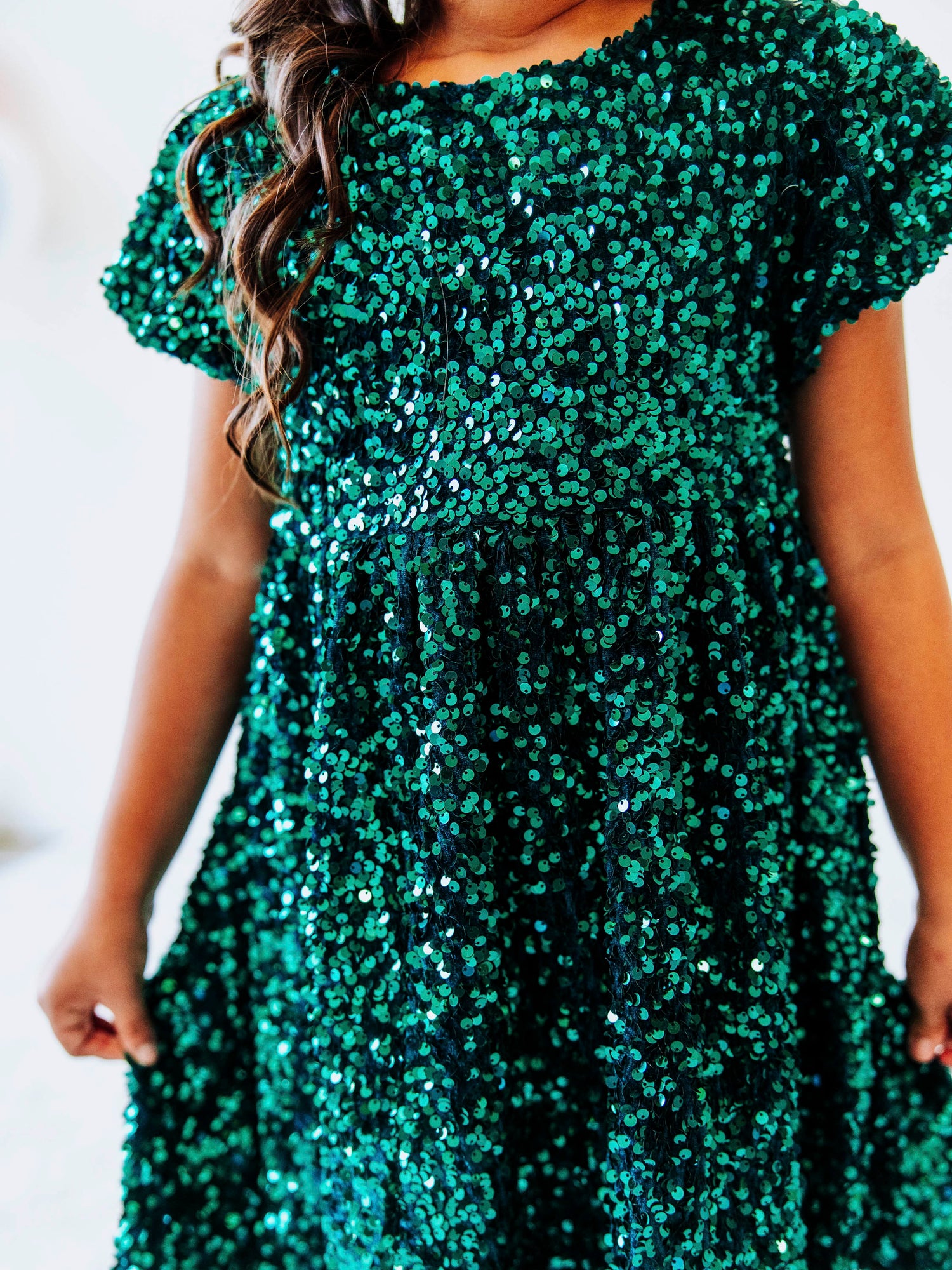 Make her holiday sparkle in our girls’ emerald green sequin dress, designed for festive celebrations, special occasions, and twirl-worthy moments. This stunning sparkle party dress for girls features an allover layer of shimmering green sequins that catch the light from every angle. With a soft interior lining and comfortable puff sleeves, it’s as cozy as it is glamorous.
Perfect for Christmas parties, family photos, and holiday events.