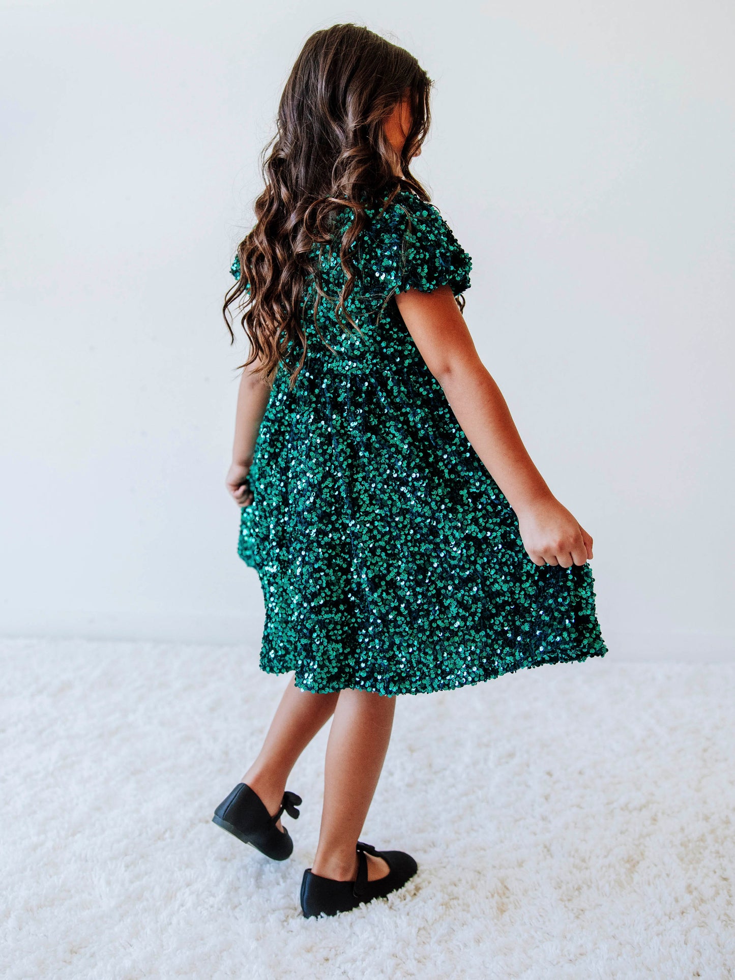 Make her holiday sparkle in our girls’ emerald green sequin dress, designed for festive celebrations, special occasions, and twirl-worthy moments. This stunning sparkle party dress for girls features an allover layer of shimmering green sequins that catch the light from every angle. With a soft interior lining and comfortable puff sleeves, it’s as cozy as it is glamorous.
Perfect for Christmas parties, family photos, and holiday events.