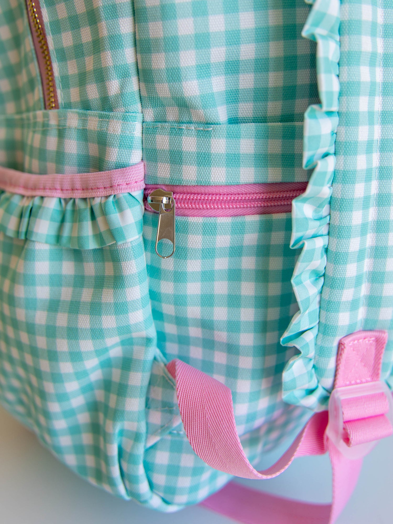 Close up of zipper on the trolly sleeve. 