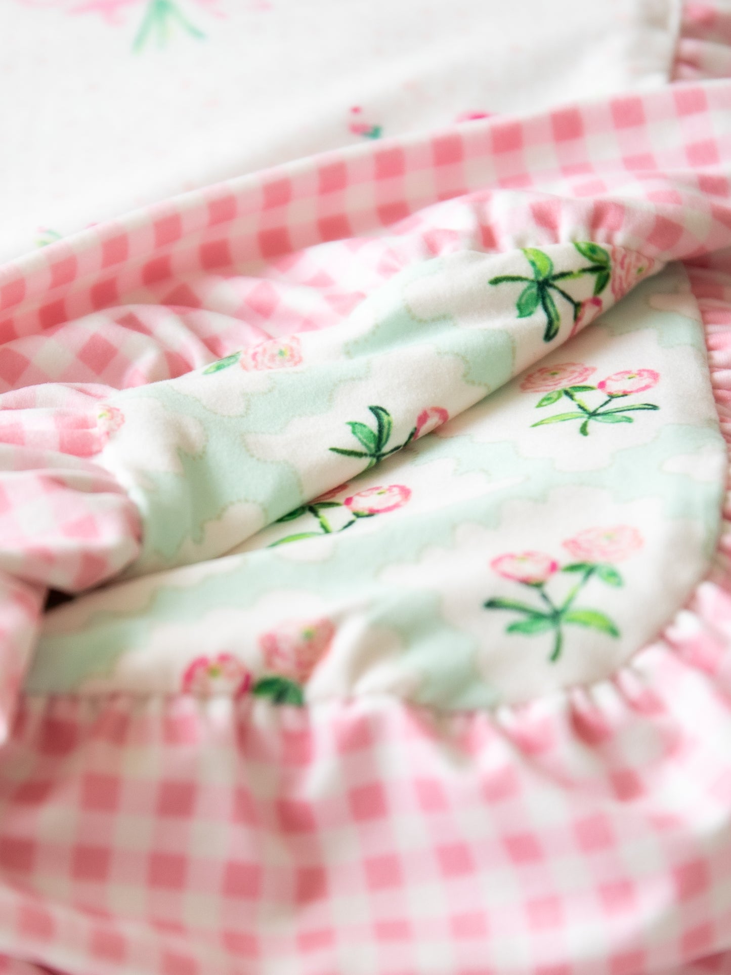 Dreamer Ruffled Blanket - Sweetheart Bouquet